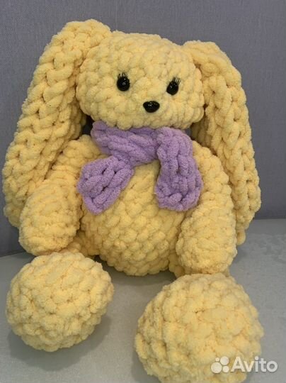 Плюшевый заяц вязаный