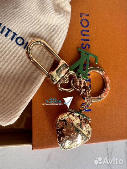 Louis Vuitton брелок ключница клубника