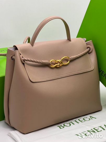 Сумка с ручкой Bottega Veneta гладкая кожа бежевая