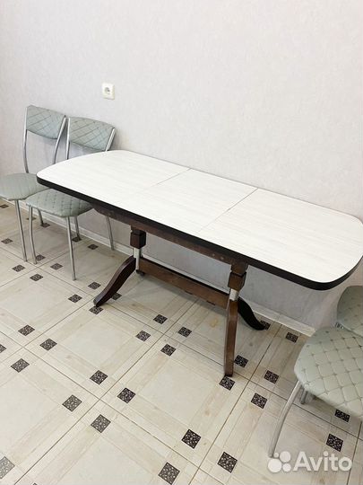 Кухонный стол и стулья