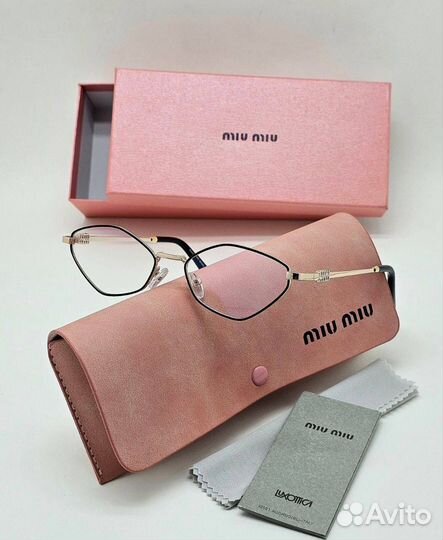 Солнцезащитные очки Miu Miu