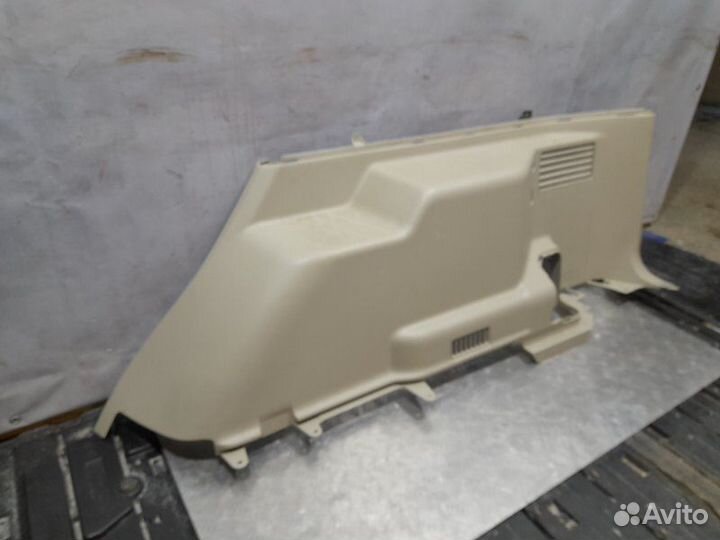 Обшивка багажника правая Mitsubishi Pajero V93W