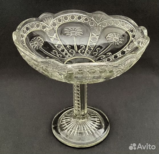 Старинная ваза на ножке, прессованное стекло
