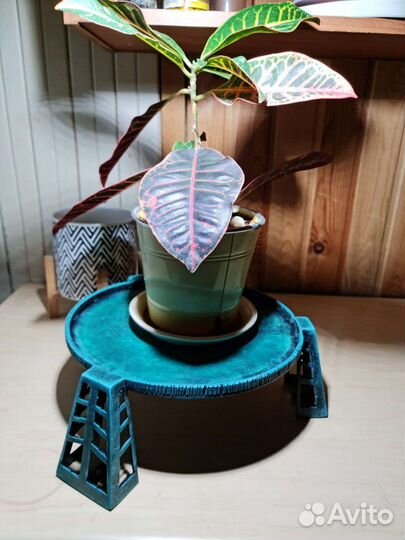 Подставка под цветы металлическая