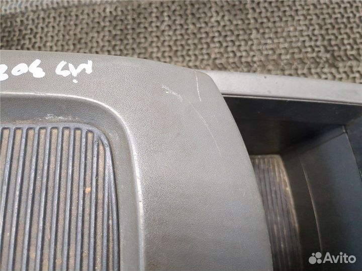 Консоль салона Nissan Armada, 2005