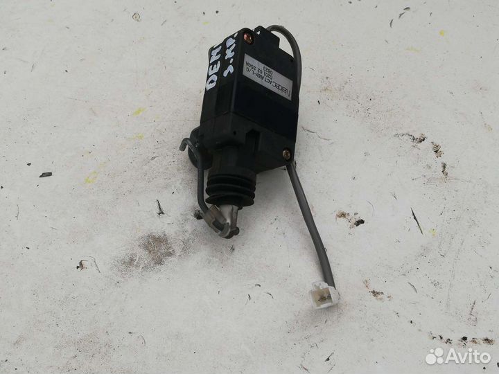 Замок багажника активатор замка Мазда Демио 1