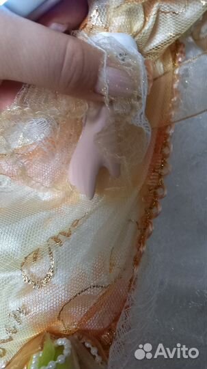 Кукла фарфоровая