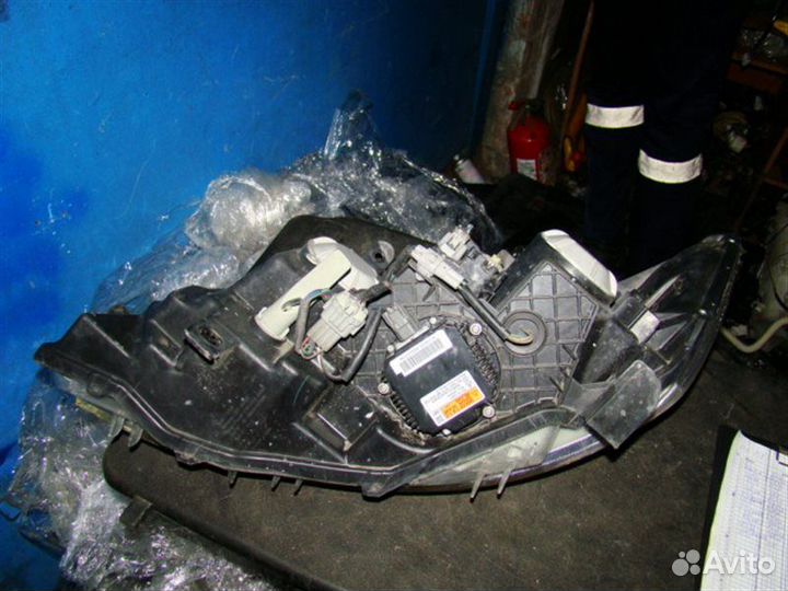 Фара передняя правая Nissan Serena C25 MR20DE