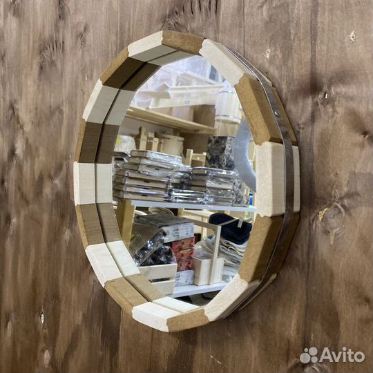 Зеркало круглое в деревянной раме