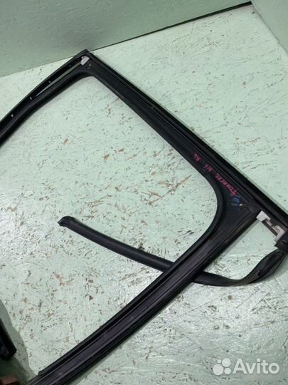 Направляющий уплотнитель двери левый Volkswagen