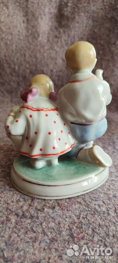 Статуэтка Дети кормят голубей. зхк Полонное