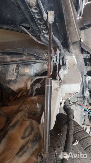 Стойки капота на Audi A8 D3