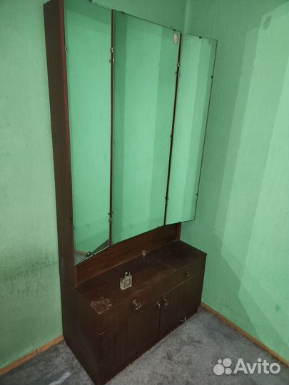 Трюмо с зеркалом