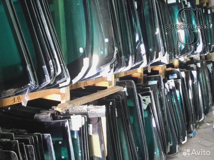 Стекло лобовое среднее John Deere 444к / 524к