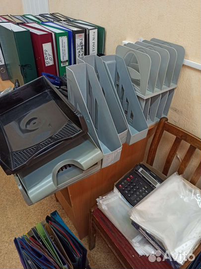 Канцелярские офисные принадлежности, папки, лотки