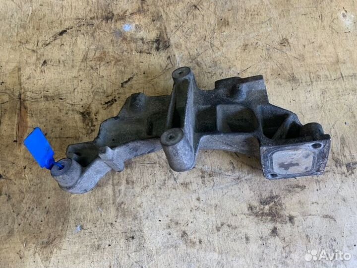 Кронштейн помпы Mercedes Actros 2018