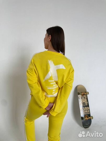 Костюм спортивный желтый новый 42 размер