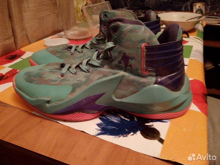 Продам кроссовки