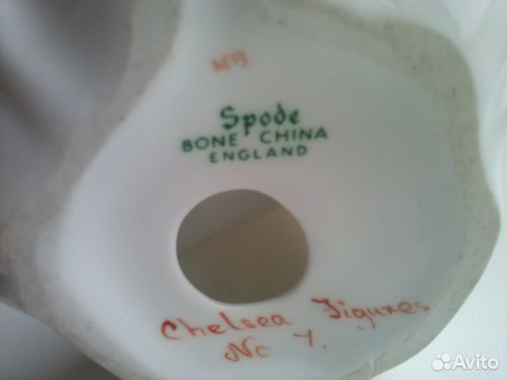 Фарфоровая статуэтка. Джентльмен с яблоком