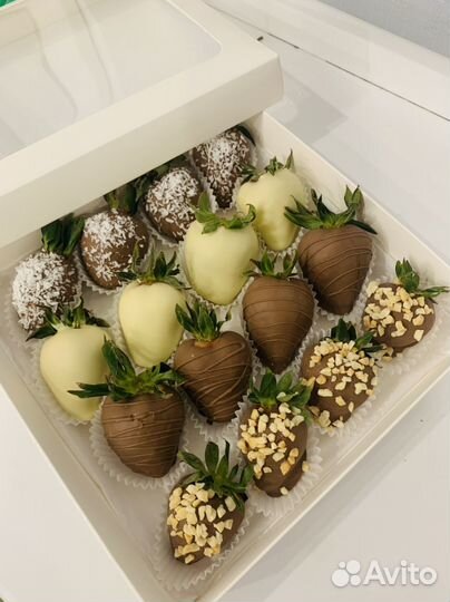 Клубника, финики, бананы в шоколаде