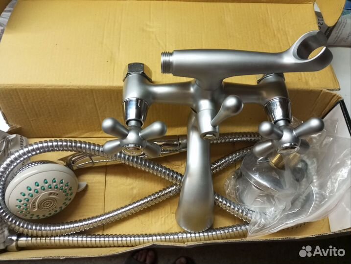 Смеситель для ванны с душем новый