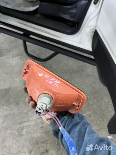 Поворотник Toyota Hilux Surf 185 правый