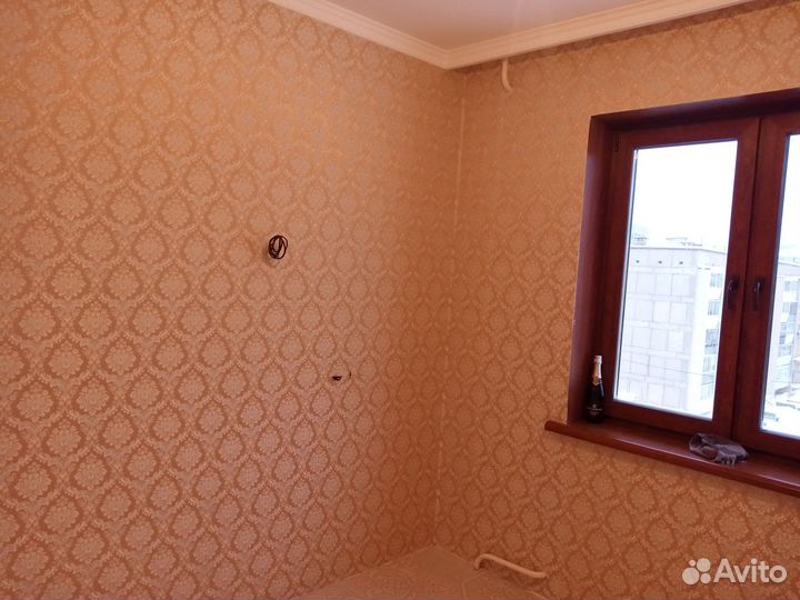 Клеить обои