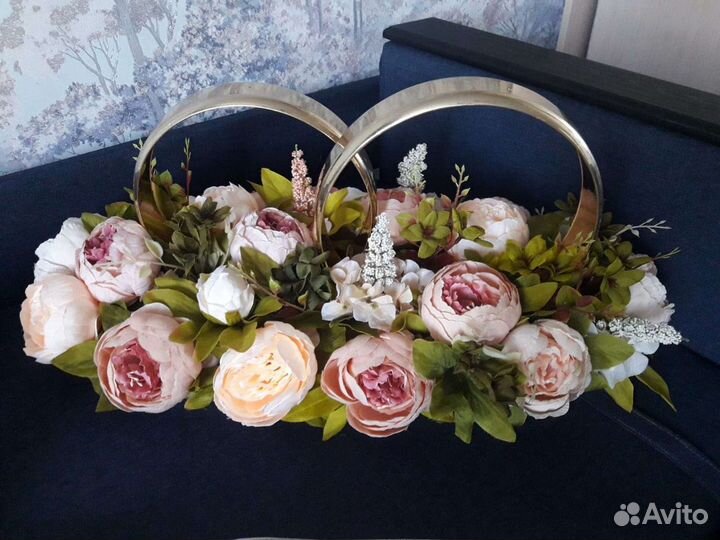 Персиково-пудровые свадебные украшения на машину