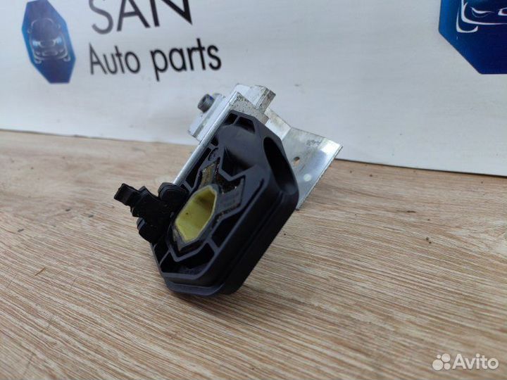 Кронштейн радиатора правый Bmw 3 F30 N20B20 2012