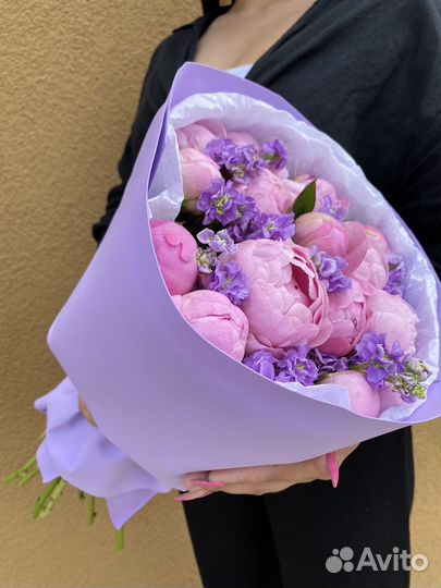 Нежный Букет из 15 пионов и 10 маттиолы