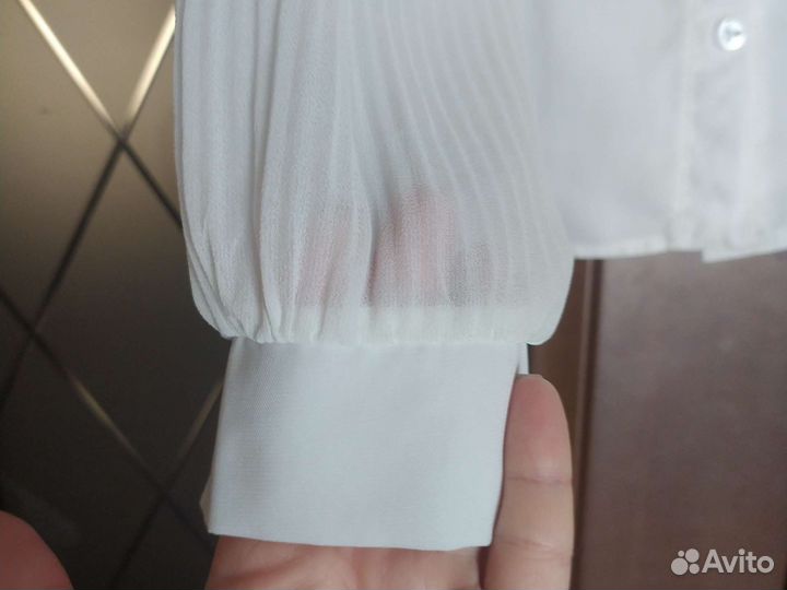 Блузка с прозрачными рукавами