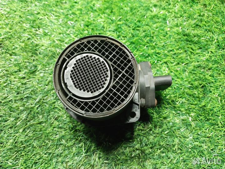 Датчик массового расхода воздуха Volkswagen Passat