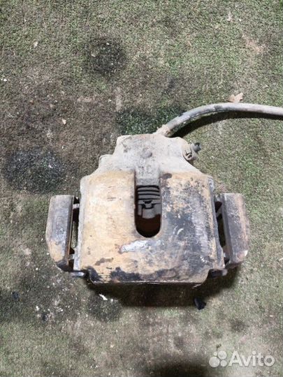 Суппорт передний левый Bmw X5 E53 M54B30