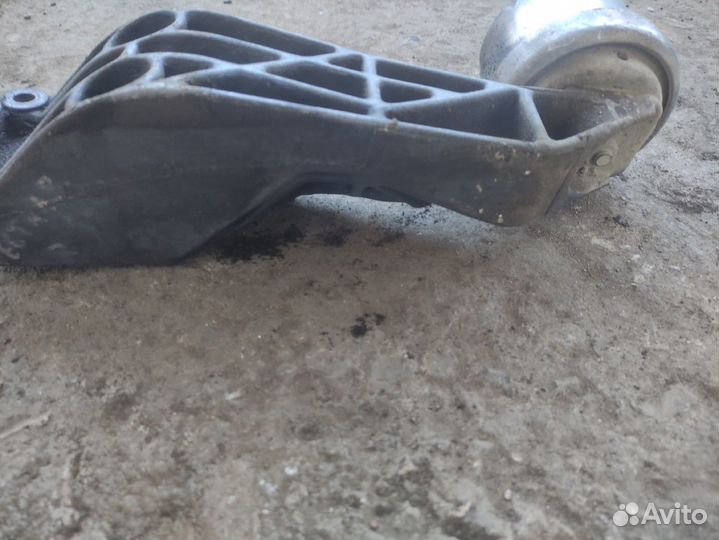 Кронштейн двигателя передний правый Opel Vectra B