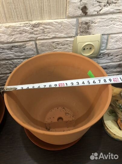 Глиняный горшок для цветов