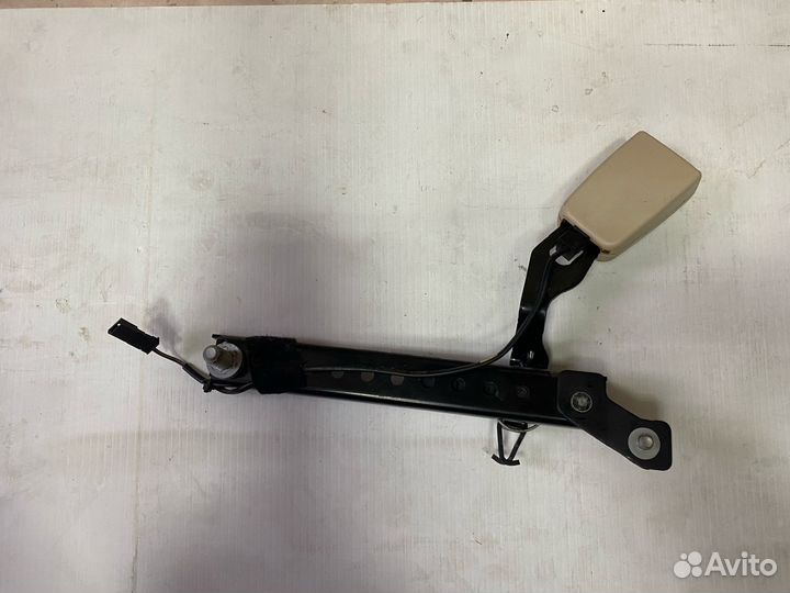 Замок ремня заднего пассажира Mercedes W221