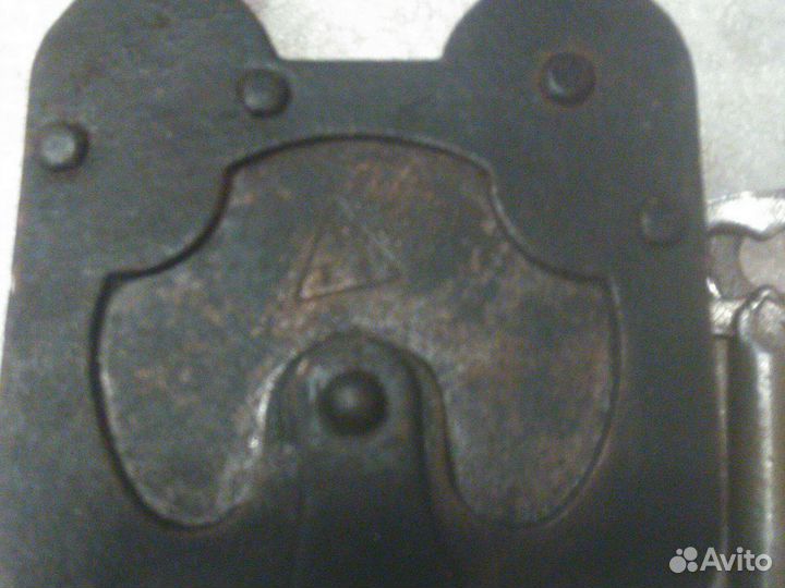 Старинный клепанный замок