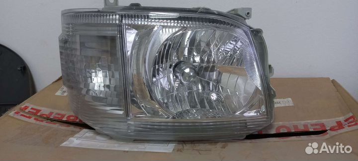 Фара правая toyota hiace
