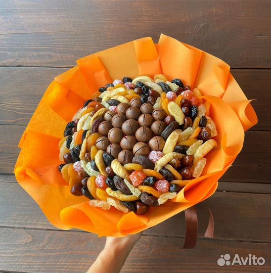 Букет из орехов