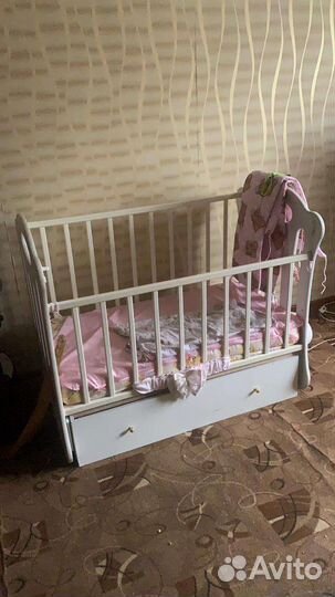 Детская кроватка с маятником