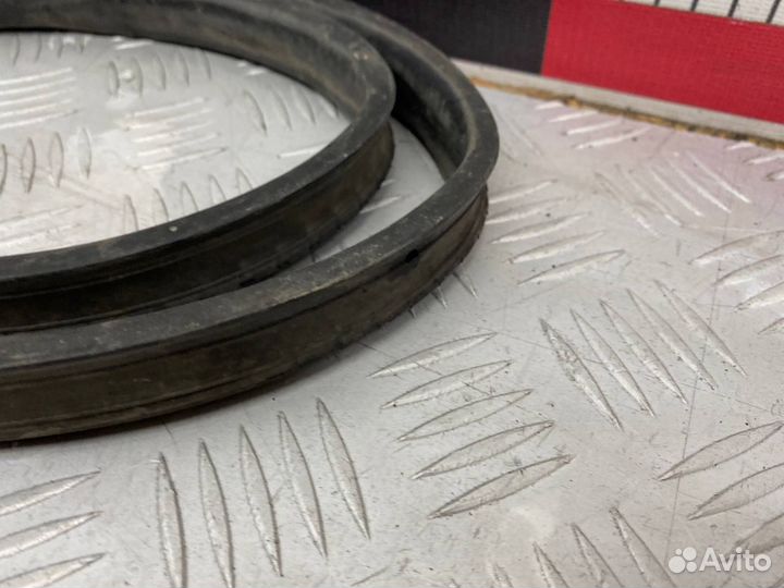 Б/У уплотнительная резинка жабо передний Mazda