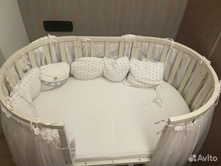 Детская кроватка с маятником