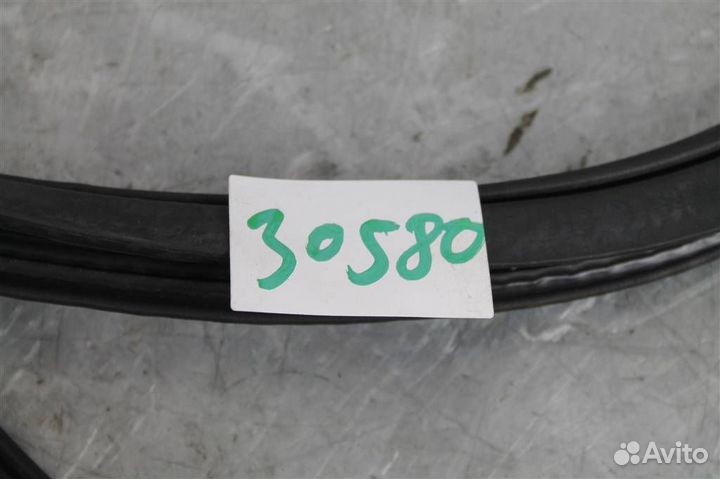 Уплотнитель кузова передней правой двери Volvo X