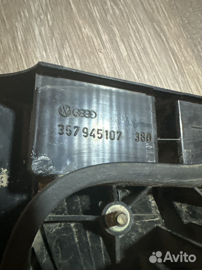 Фонарь крышки багажника левый VW Passat B3 седан