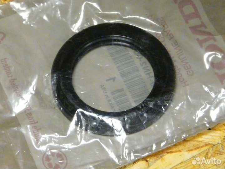 Сальник передней ступицы Honda 91209-HN2-003