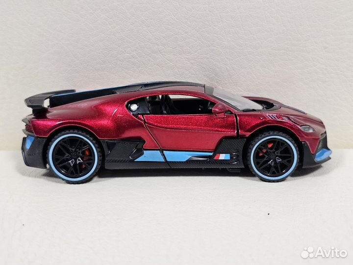 Модель машины Bugatti Divo красная 1:32