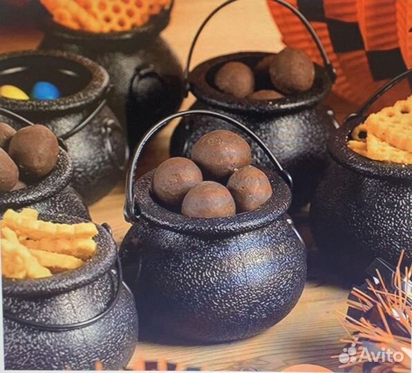 Миниатюрный котелок ведьмы (конфетница), метла