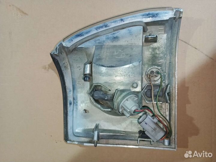 Поворотник левый Toyota Hiace 1996