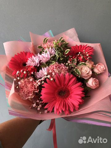 Букет из ярких розовых гербер и нежно-розовых роз