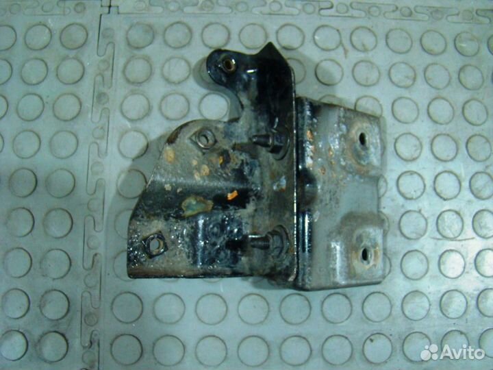 Evoque Кронштейн крепления крыла правый